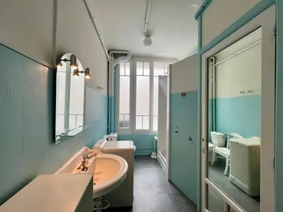 Salle de bains dans l'établissement Mont Dore : Charmant T2 au Calme avec WiFi - FR-1-608-104
