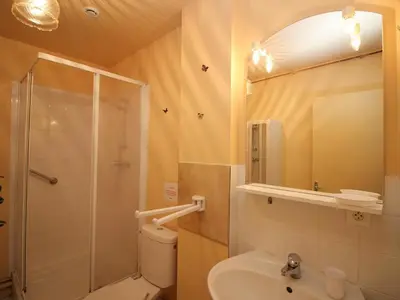 Salle de bains dans l'établissement Mont-Dore: Appartement 2 pièces proche Thermes, Pratique pour 4 - FR-1-608-112