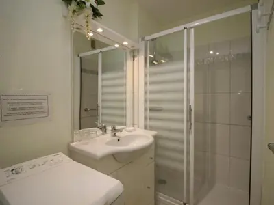 Salle de bains dans l'établissement Mont-Dore T2 avec balcon et parking - FR-1-608-117