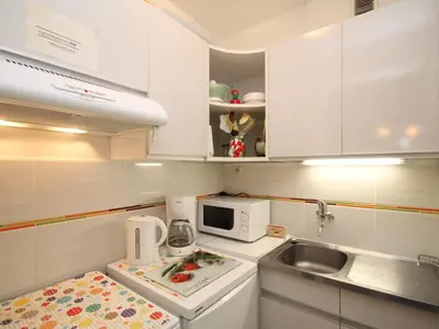 Cuisine ou kitchenette dans l'établissement Mont-Dore T2 avec balcon et parking - FR-1-608-117