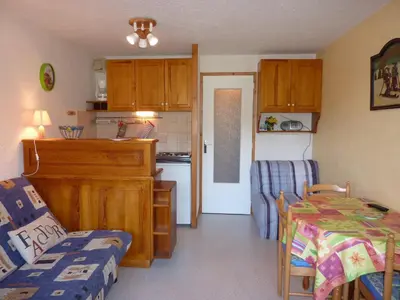 Cuisine ou kitchenette dans l'établissement Mont-Dore - Studio avec balcon, parking, wifi inclus - FR-1-608-93