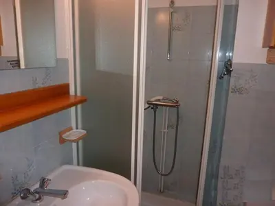 Salle de bains dans l'établissement Mont-Dore - Studio avec balcon, parking, wifi inclus - FR-1-608-93