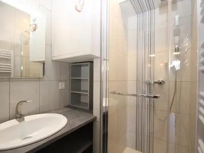 Salle de bains dans l'établissement Studio central au Mont Dore, idéal pour 2 personnes - FR-1-608-103