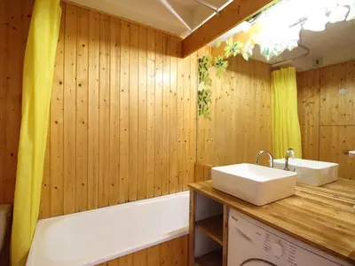 Salle de bains dans l'établissement Studio avec balcon au Mont Dore, pour 4 personnes - FR-1-608-137
