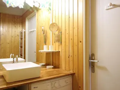 Salle de bains dans l'établissement Studio avec balcon au Mont Dore, pour 4 personnes - FR-1-608-137