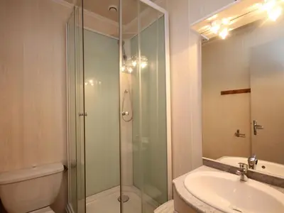Salle de bains dans l'établissement T1 charmant au Mont-Dore à 400m des Thermes - FR-1-608-132