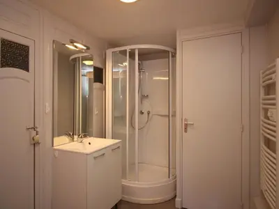 Salle de bains dans l'établissement Appart. T2 au Mont-Dore, 4 pers., parc et montagne - FR-1-608-115