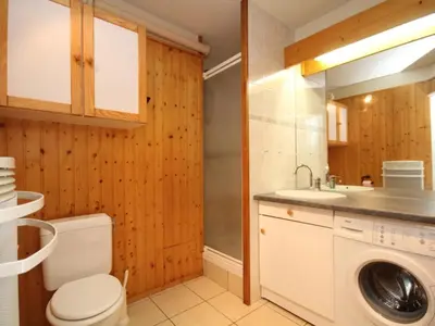 Salle de bains dans l'établissement T2 agréable au Mont-Dore avec terrasse pour 4 personnes - FR-1-608-146
