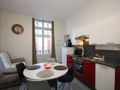 Cuisine ou kitchenette dans l'établissement Charmant T2 au centre avec WIFI - FR-1-608-153