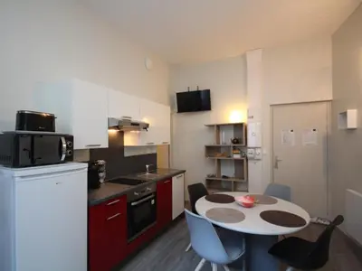 Cuisine ou kitchenette dans l'établissement Charmant T2 au centre avec WIFI - FR-1-608-153