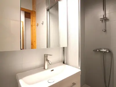 Salle de bains dans l'établissement Mont-Dore Duplex 35m², Balcon, Wi-Fi, 6pers - FR-1-608-156