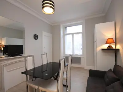 Télévision ou salle de divertissement dans l'établissement Studio rénové centre Mont-Dore avec wifi - FR-1-608-176