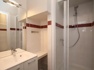 Salle de bains dans l'établissement Studio rénové centre Mont-Dore avec wifi - FR-1-608-176