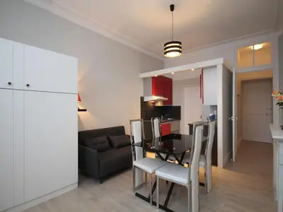 Cuisine ou kitchenette dans l'établissement Studio rénové centre Mont-Dore avec wifi - FR-1-608-176
