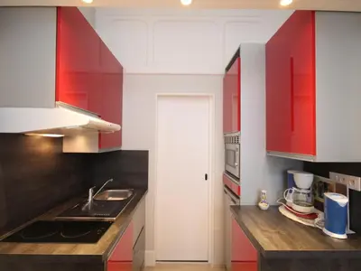 Cuisine ou kitchenette dans l'établissement Studio rénové centre Mont-Dore avec wifi - FR-1-608-176