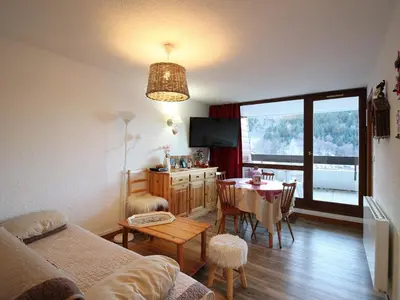 Coin salon dans l'établissement Appartement T3 avec Terrasse et Wifi au Mont-Dore - FR-1-608-178