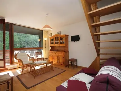 Coin salon dans l'établissement Beau duplex 3 pièces avec balcon, parking et wifi au Mont Dore - FR-1-608-187