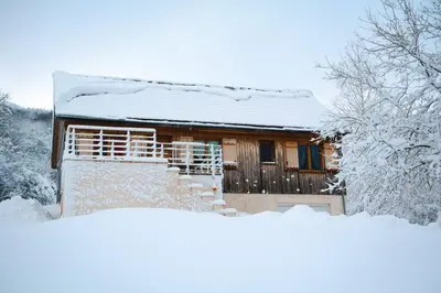 L'établissement Chalet Loulou, massif central, Le Mont-Dore en hiver