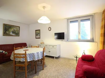 Télévision ou salle de divertissement dans l'établissement Mont-Dore T2 avec Balcon et Garage Privé - FR-1-608-133