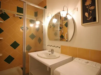 Salle de bains dans l'établissement Mont-Dore T2 avec Balcon et Garage Privé - FR-1-608-133