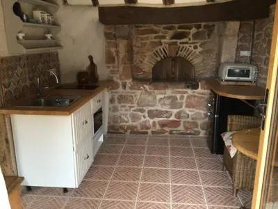 Cuisine ou kitchenette dans l'établissement Countryside tiny house near Chateau de Hautefort