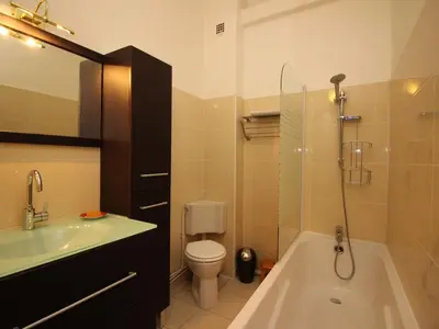 Salle de bains dans l'établissement Charmant T3 au Mont-Dore avec WiFi, centre-ville, pour 6 pers. - FR-1-608-17