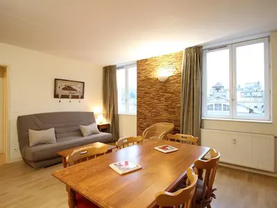 Coin salon dans l'établissement T2 bis au centre de La Bourboule avec WiFi et parking, jusqu'à 5 personnes - FR-1-608-29