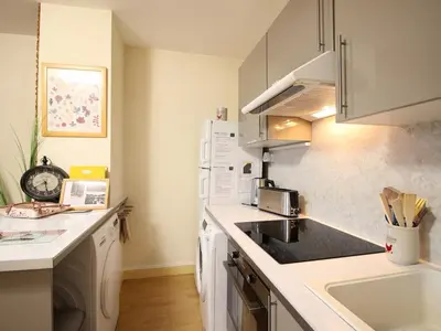 Cuisine ou kitchenette dans l'établissement T2 bis au centre de La Bourboule avec WiFi et parking, jusqu'à 5 personnes - FR-1-608-29