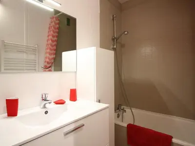 Salle de bains dans l'établissement Beau Duplex T3 avec Balcon, Wifi et Parking à 300m du Centre - FR-1-608-16