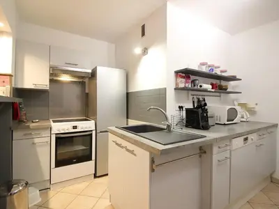 Cuisine ou kitchenette dans l'établissement Beau Duplex T3 avec Balcon, Wifi et Parking à 300m du Centre - FR-1-608-16