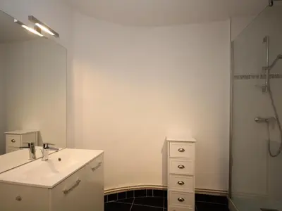 Salle de bains dans l'établissement Duplex T3 en centre-ville avec Wi-Fi et animaux admis - FR-1-608-26
