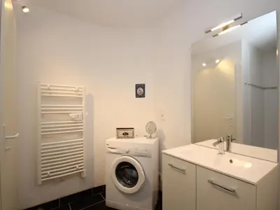 Salle de bains dans l'établissement Duplex T3 en centre-ville avec Wi-Fi et animaux admis - FR-1-608-26