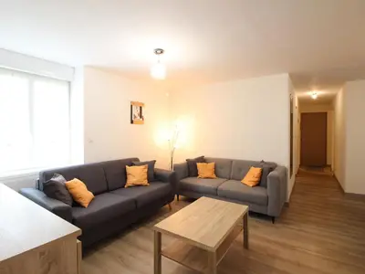 Coin salon dans l'établissement Mont-Dore: Grand T4 Hyper Centre avec WIFI - FR-1-608-27