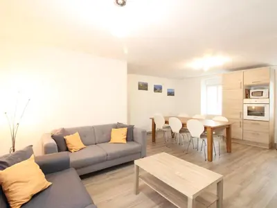 Coin salon dans l'établissement Mont-Dore: Grand T4 Hyper Centre avec WIFI - FR-1-608-27