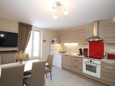 Cuisine ou kitchenette dans l'établissement Mont-Dore : Appartement Centre T3 avec Wifi - FR-1-608-28