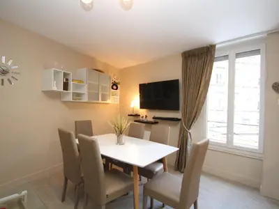 Télévision ou salle de divertissement dans l'établissement Mont-Dore : Appartement Centre T3 avec Wifi - FR-1-608-28