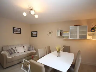 Coin salon dans l'établissement Mont-Dore : Appartement Centre T3 avec Wifi - FR-1-608-28
