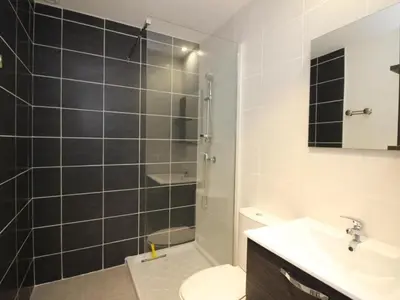 Salle de bains dans l'établissement Beau T3 avec WIFI au centre du Mont-Dore, proche des Thermes - FR-1-608-49