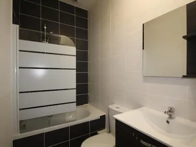 Salle de bains dans l'établissement Beau T3 avec WIFI au centre du Mont-Dore, proche des Thermes - FR-1-608-49