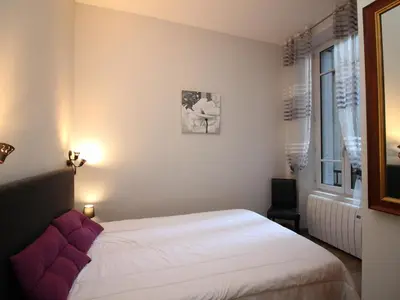Un ou plusieurs lits dans un hébergement de l'établissement LE MONT DORE - Appartement T3 spacieux avec balcon et WIFI au centre - FR-1-608-23