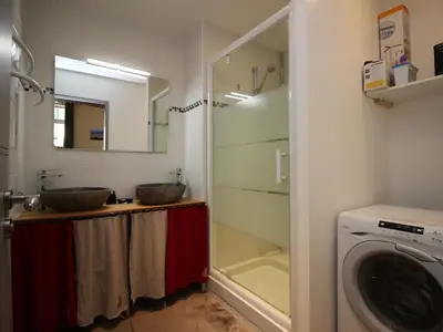 Salle de bains dans l'établissement LE MONT DORE - Appartement T3 spacieux avec balcon et WIFI au centre - FR-1-608-23