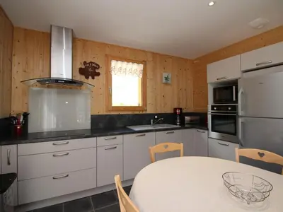 Cuisine ou kitchenette dans l'établissement Chalet 4* avec Terrasse Panoramique, WiFi et Parking, 8 Pers. - FR-1-608-15