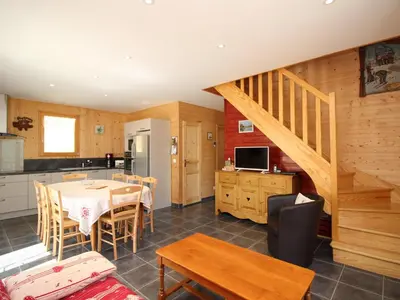 Cuisine ou kitchenette dans l'établissement Chalet 4* avec Terrasse Panoramique, WiFi et Parking, 8 Pers. - FR-1-608-15