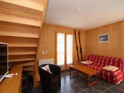 Coin salon dans l'établissement Chalet 4* avec Terrasse Panoramique, WiFi et Parking, 8 Pers. - FR-1-608-15