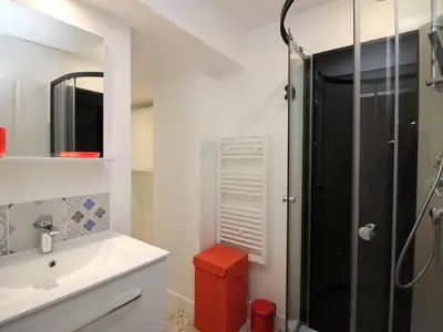 Salle de bains dans l'établissement Le Mont-Dore, T3 rénové avec jardin privé et parking, accès wifi - FR-1-608-37