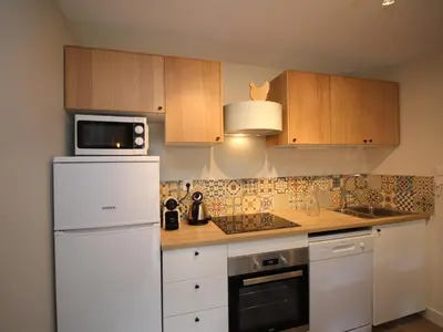 Cuisine ou kitchenette dans l'établissement Le Mont-Dore, T3 rénové avec jardin privé et parking, accès wifi - FR-1-608-37