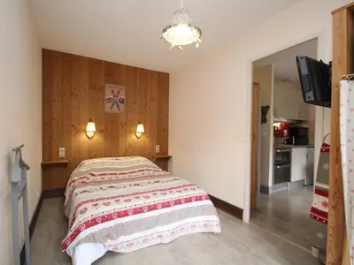 Un ou plusieurs lits dans un hébergement de l'établissement Charmant T2 avec balcon et WiFi au centre du Mont-Dore - FR-1-608-75