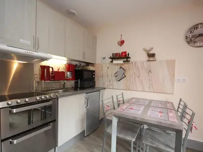 Cuisine ou kitchenette dans l'établissement Charmant T2 avec balcon et WiFi au centre du Mont-Dore - FR-1-608-75