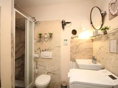 Salle de bains dans l'établissement Charmant T2 avec balcon et WiFi au centre du Mont-Dore - FR-1-608-75