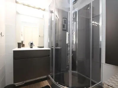 Salle de bains dans l'établissement Charmant T2 avec balcon au Mont Dore, parking inclus - FR-1-608-135